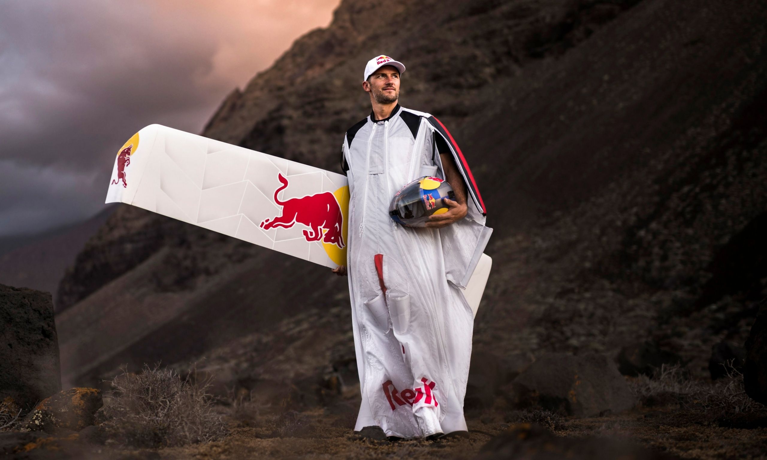 PRADA LINEA ROSSA、レッドブルと共に革新的ウイングスーツ飛行をサポート。ペーター・ザルツマンが前例なき挑戦を達成