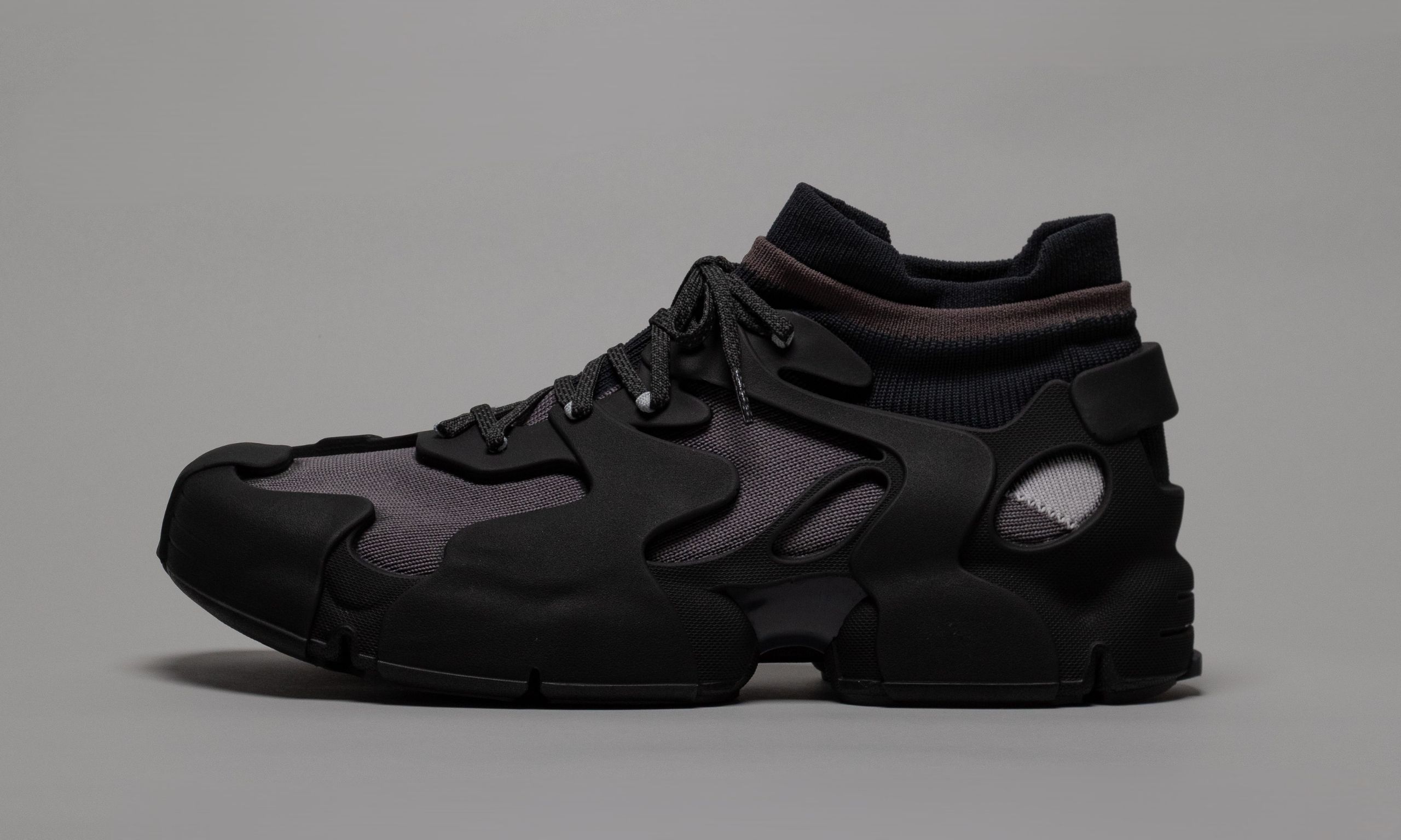 CAMPERLAB、JUNYA WATANABEおよびJUNYA WATANABE MANと初コラボ。「MIL 1978」「TOSSU」をベースにした2型を発売