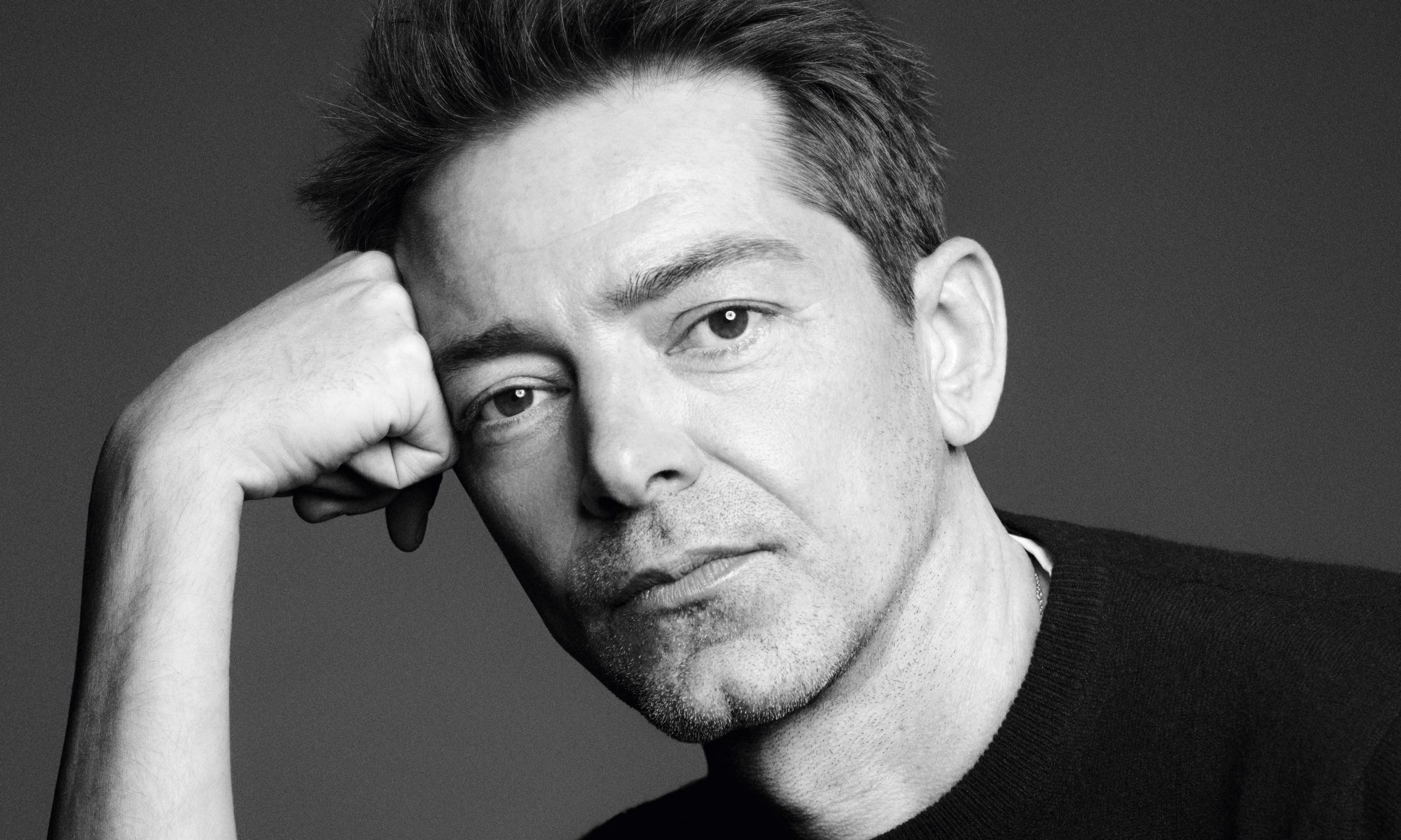 VERSACE、ピーター・ミュリエをチーフクリエイティブオフィサーに任命。ブランドの新たな時代を切り拓く