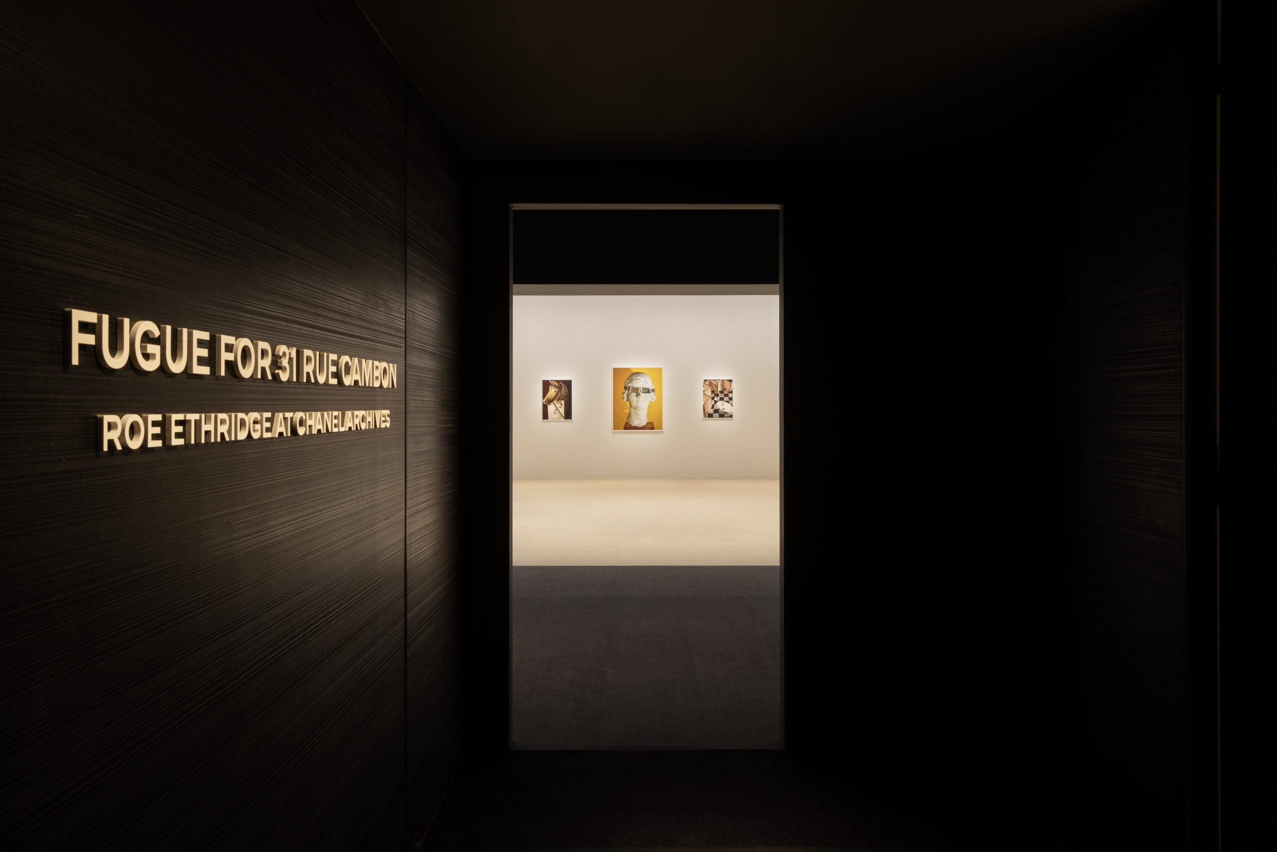 写真家ロー・エスリッジの展覧会「FUGUE FOR 31 RUE CAMBON」開催。ガブリエル・シャネルの貴重な所蔵品を撮影したフォトコラージュシリーズを公開