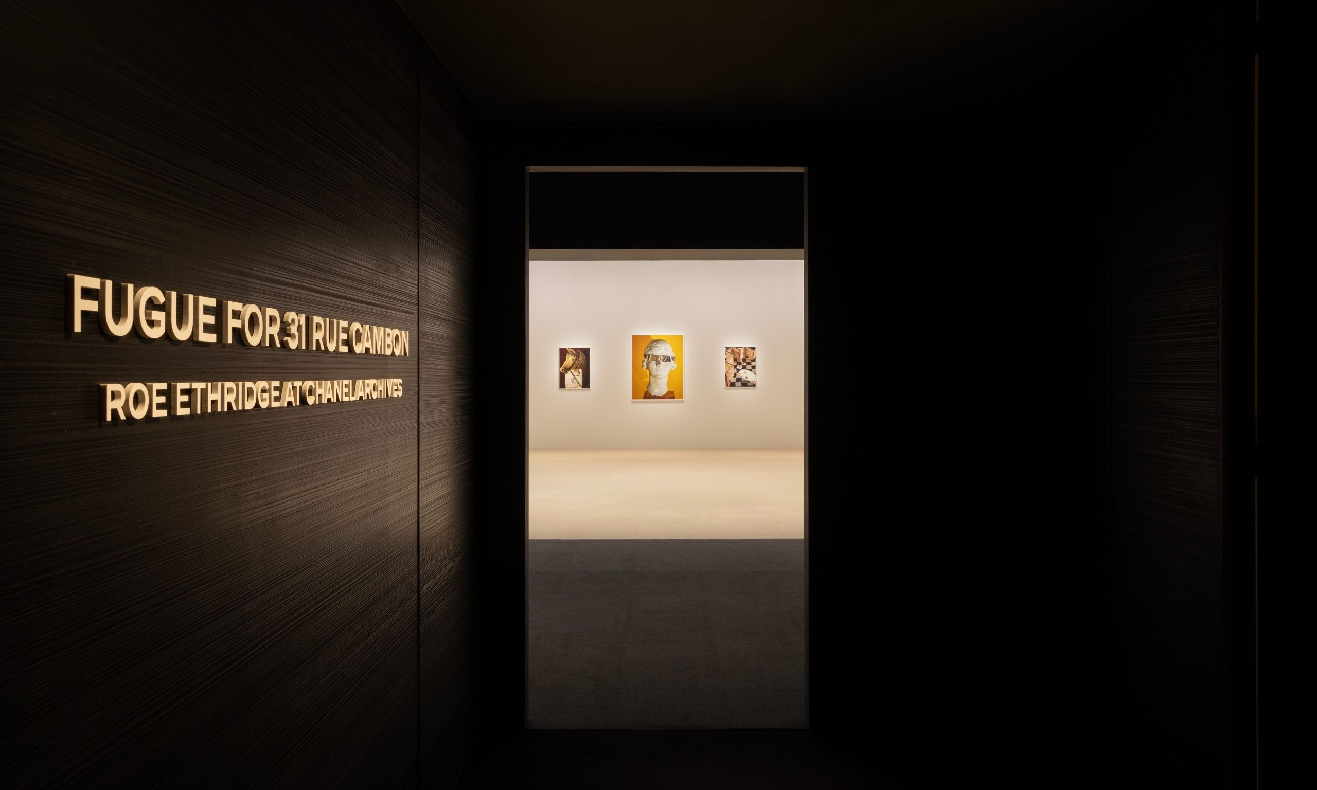 写真家ロー・エスリッジの展覧会「FUGUE FOR 31 RUE CAMBON」開催。ガブリエル・シャネルのプライベートコレクションおよび「パトリモアンヌ」の所蔵品を収めた写真作品を公開