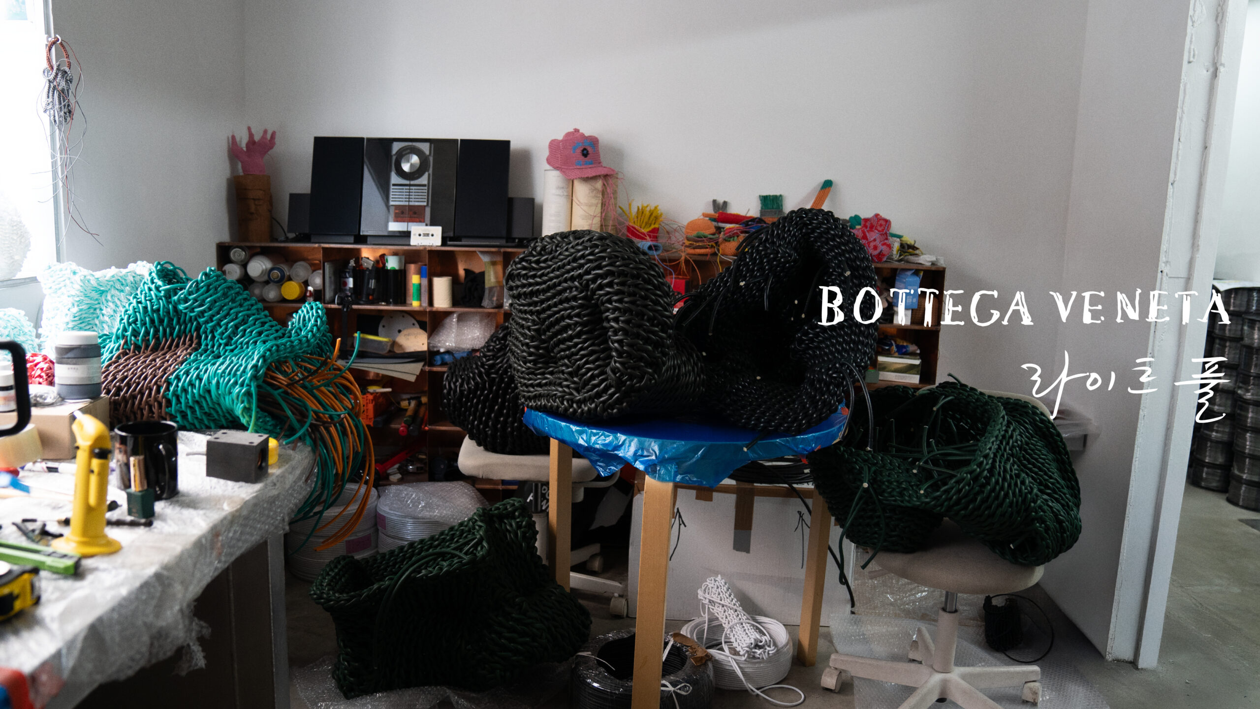 BOTTEGA VENETA、ミラノファッションウィークでイ・カンホによるインスタレーション「Lighful」開催