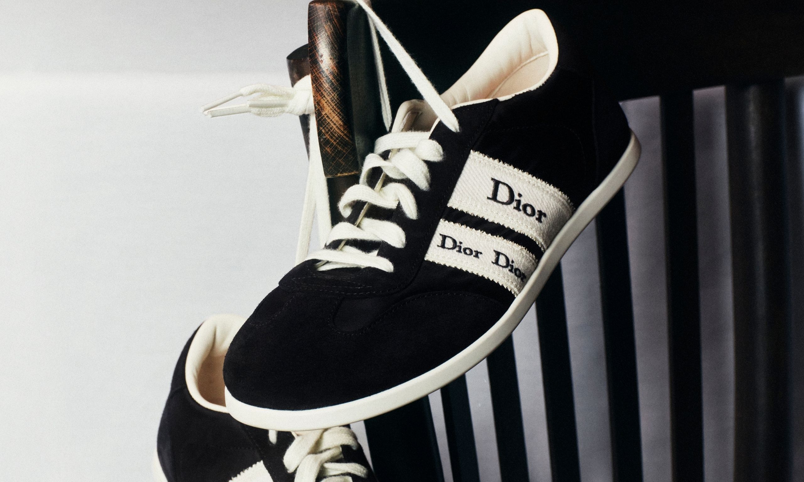 新作スニーカー「ディオール リボン」発売。リボンディテールとスエードやデニムなど多素材使いで展開