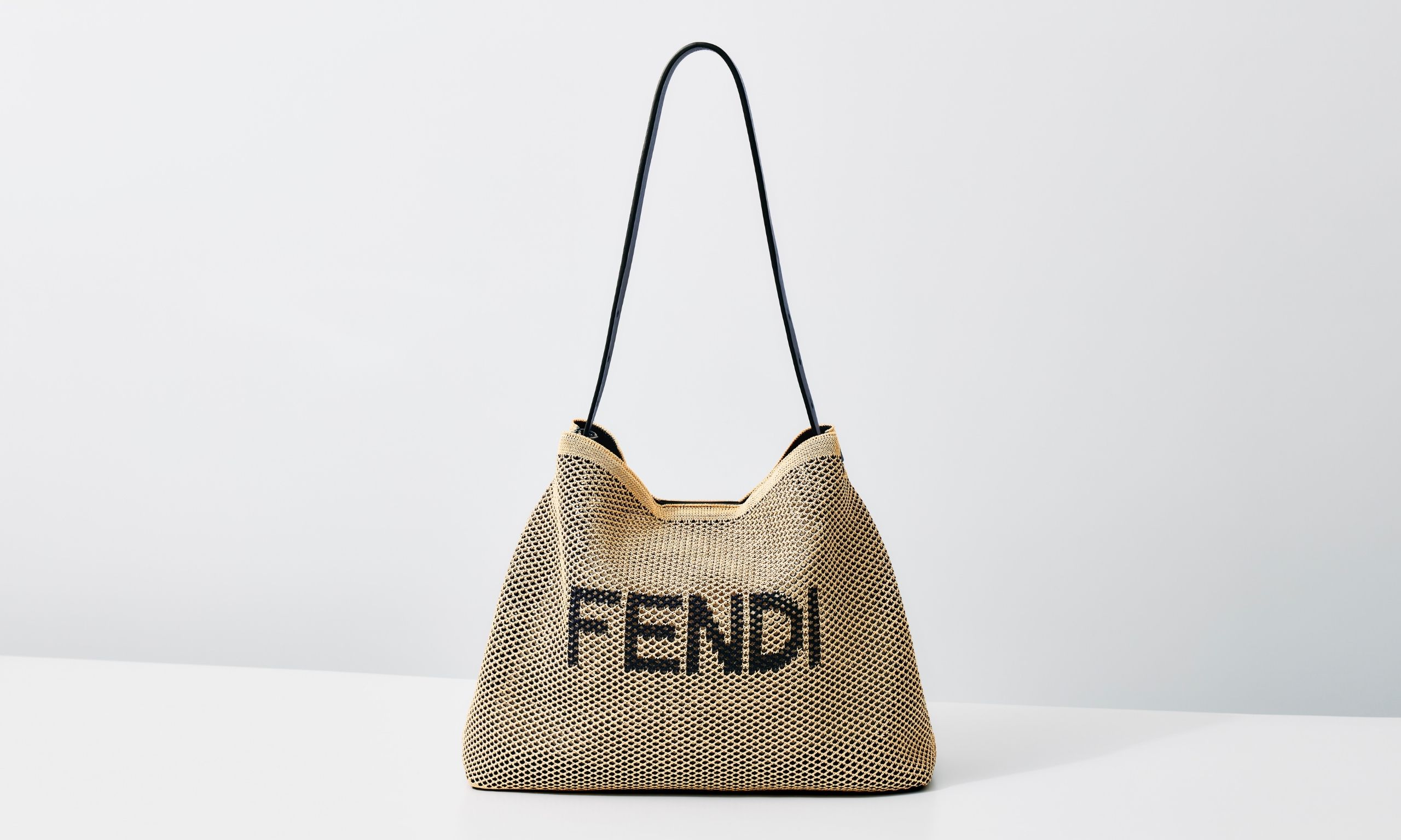 FENDI、新作バッグ「ホーボー ソフト」発売。ビスコース製テクニカルファブリックによるラフィア調の質感が特徴