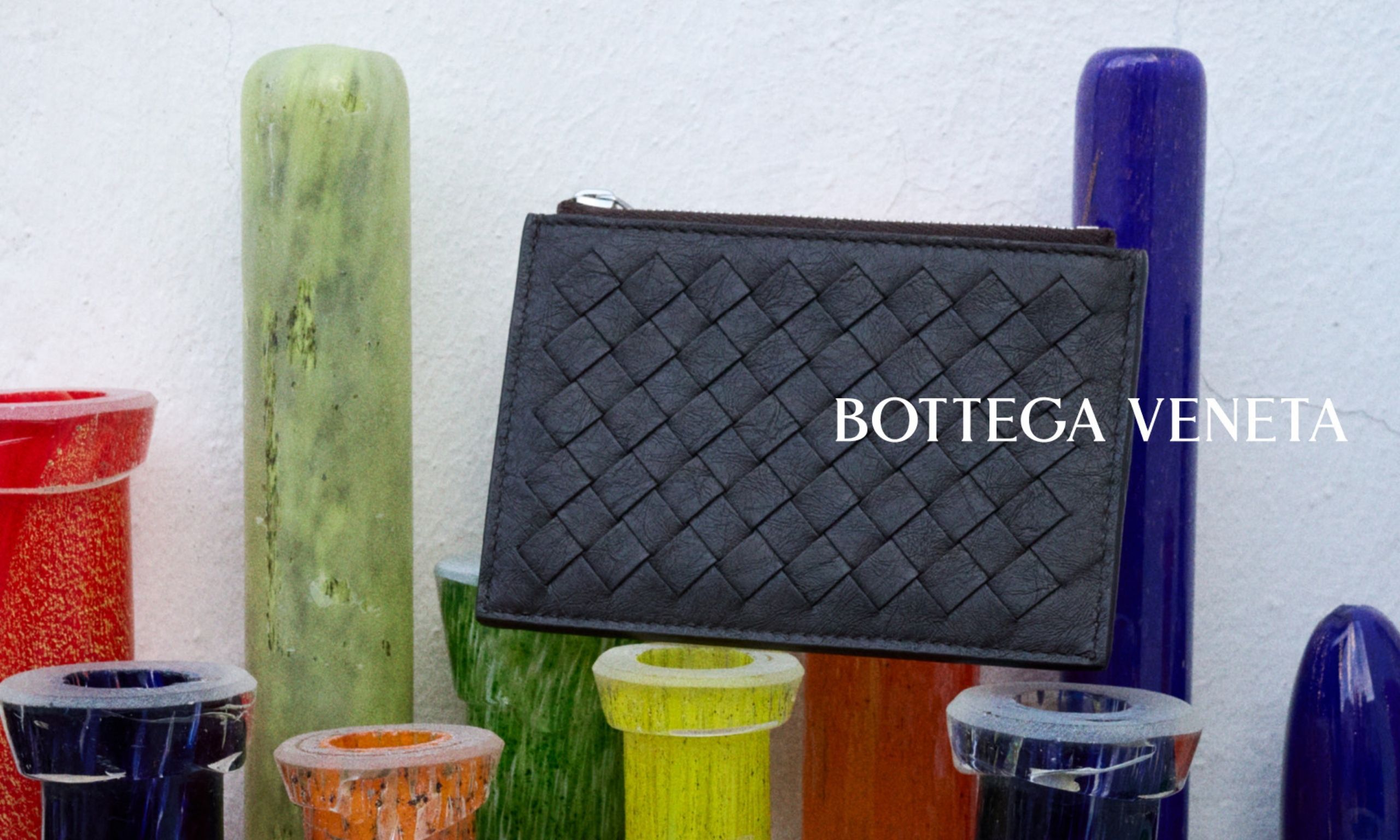BOTTEGA VENETA、新素材「ウーブン・マイセリウム」採用のアイテム発売。環境負荷を抑えた菌糸体由来素材を使用