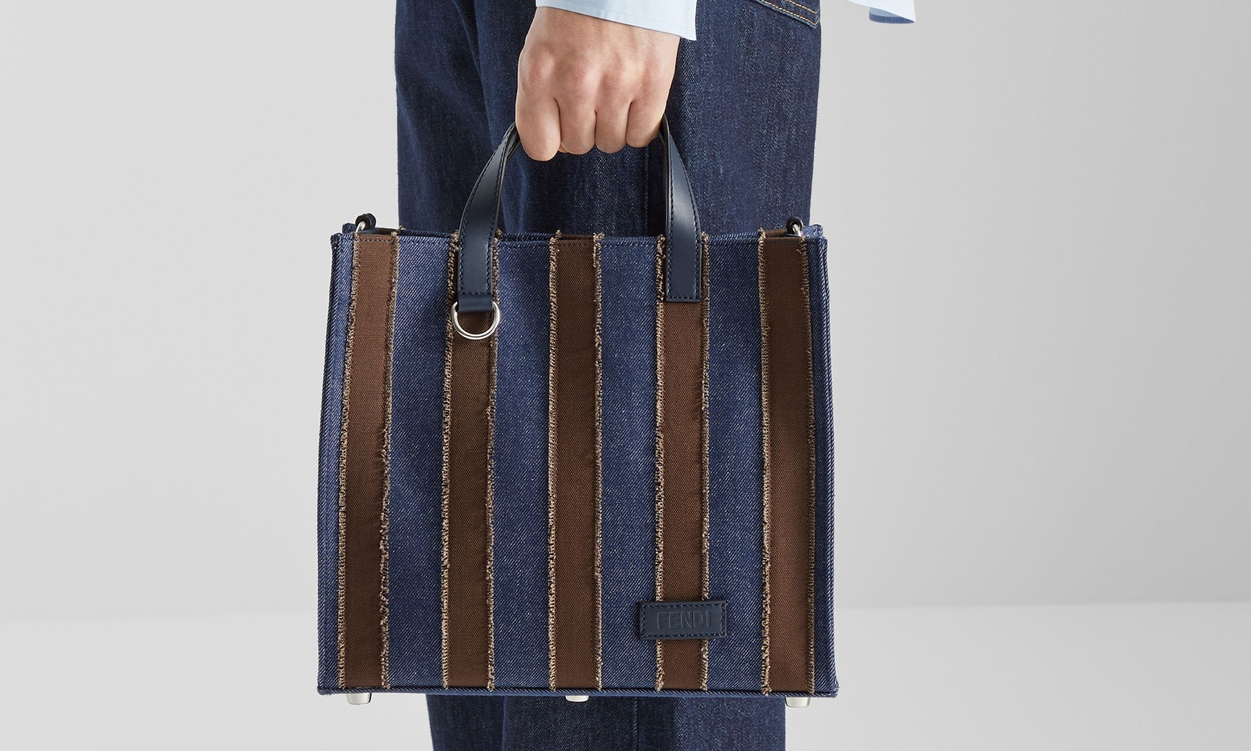 FENDI、「ペカン ショッパー」バッグ発売。ウォッシュドデニムに “ペカン” モチーフを配した日本限定モデル